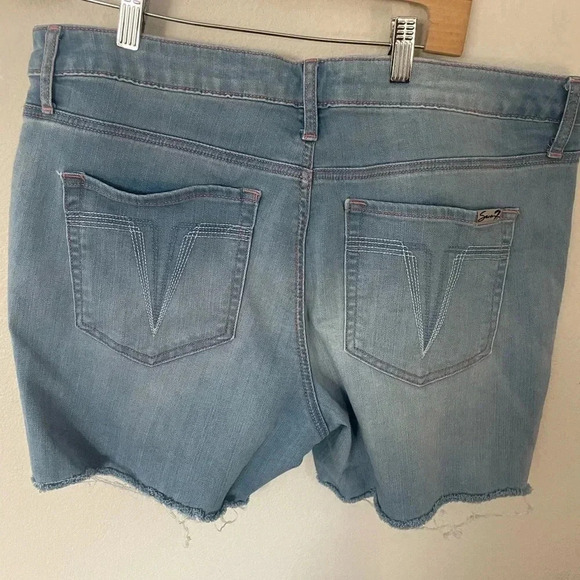 Seven 7 women’s denim shorts light wash raw hem size 14 - Picture 3 of 5